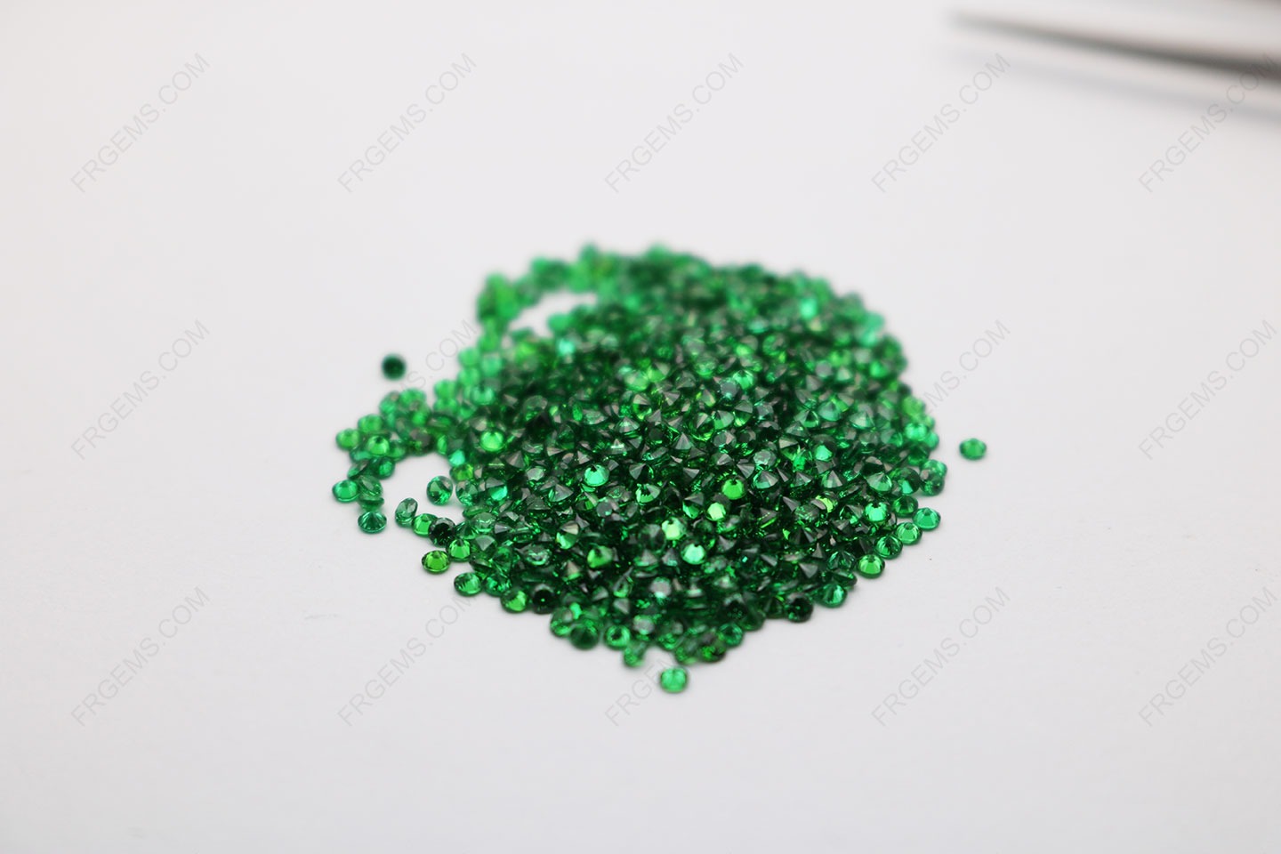 Cubic_Zirconia_Green_Round_diamond_Faceted_Cut_1.75mm_Melee_stones_China_IMG_2944