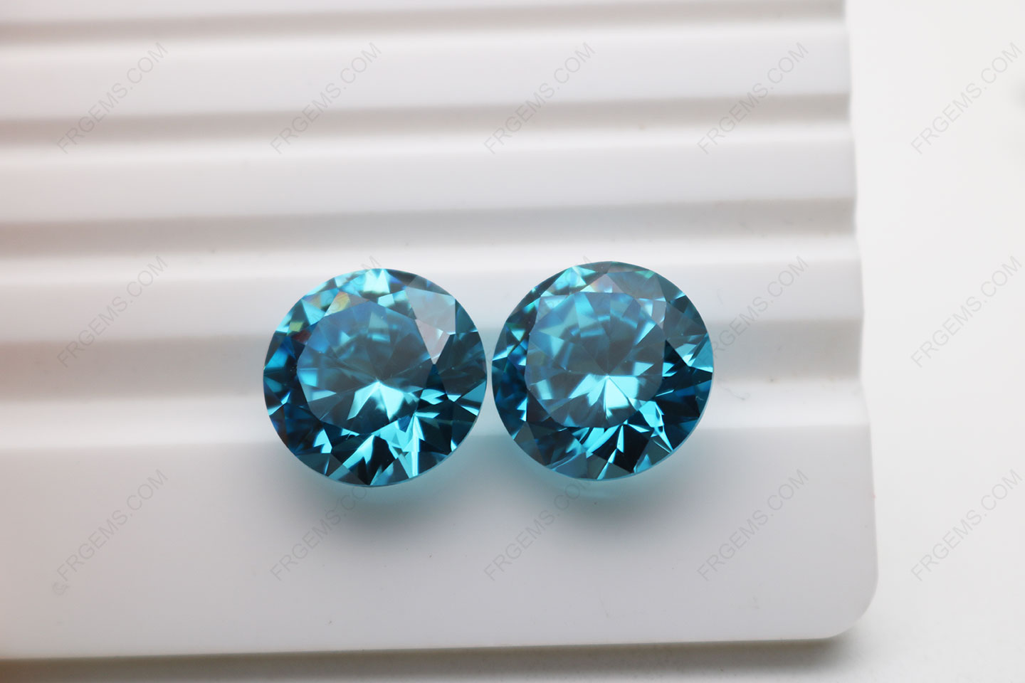 Cubic_Zirconia_Aquamarine_Round_Diamond_faceted_cut_15mm_stones_IMG_4869