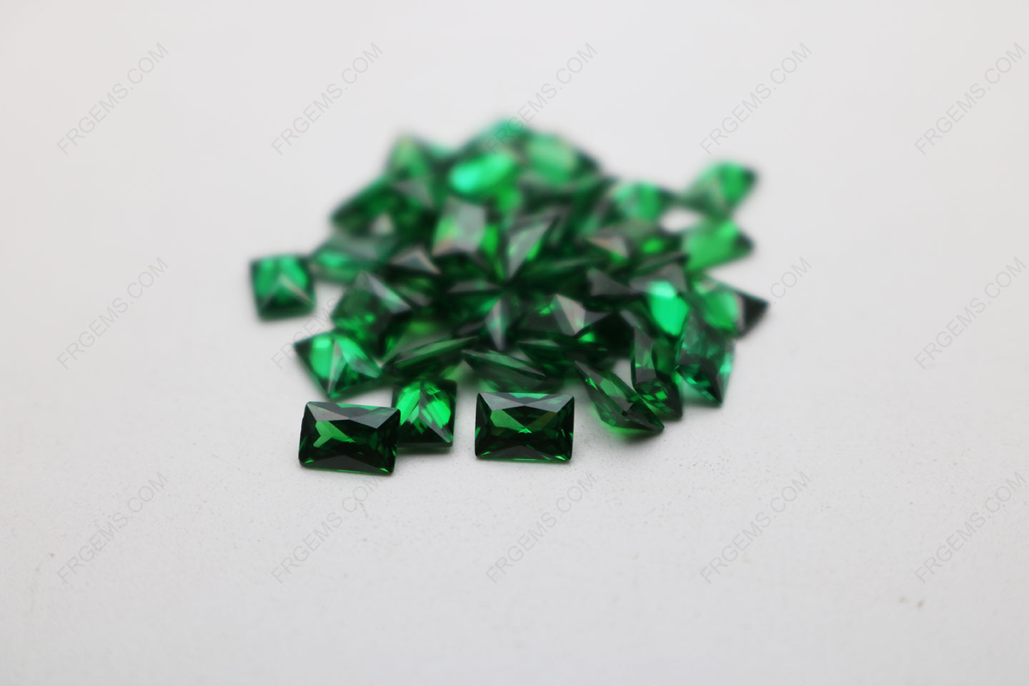 Cubic_Zirconia_Green_Rectangle_Shape_Princess_cut_4x6mm_stones_IMG_4936