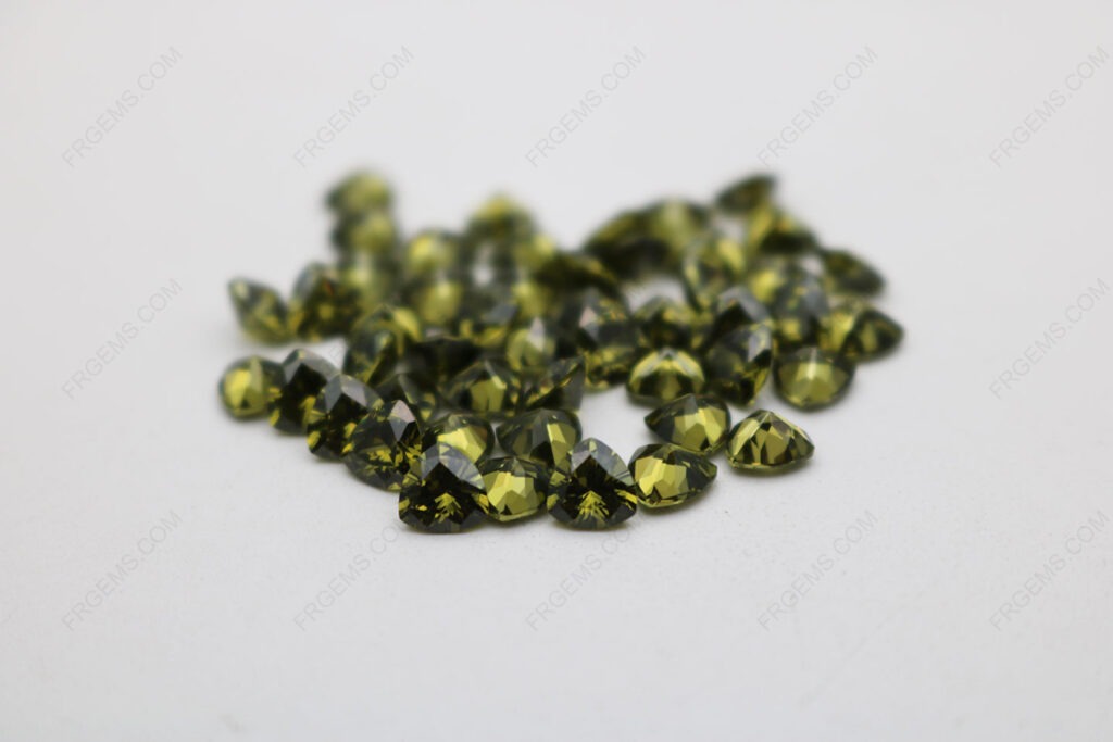 Cubic_Zirconia_Periidot_Trillion_Shape_Diamond_faceted_cut_5x5mm_stones_IMG_4878