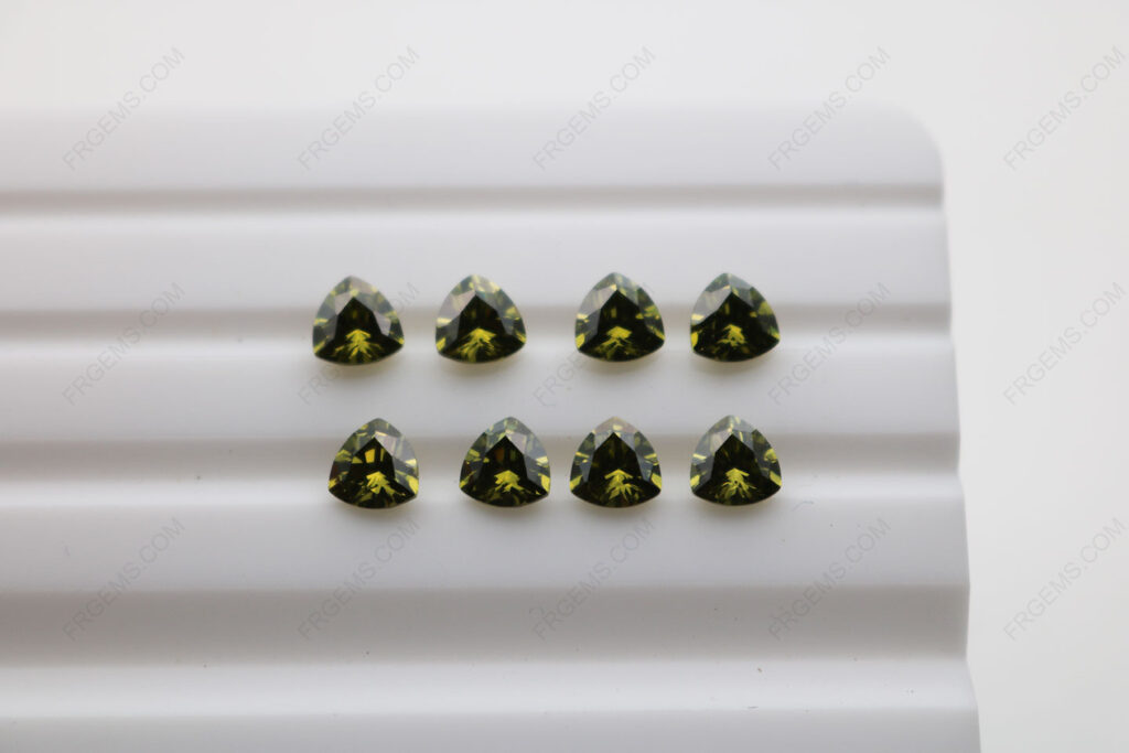 Cubic_Zirconia_Periidot_Trillion_Shape_Diamond_faceted_cut_5x5mm_stones_IMG_4879