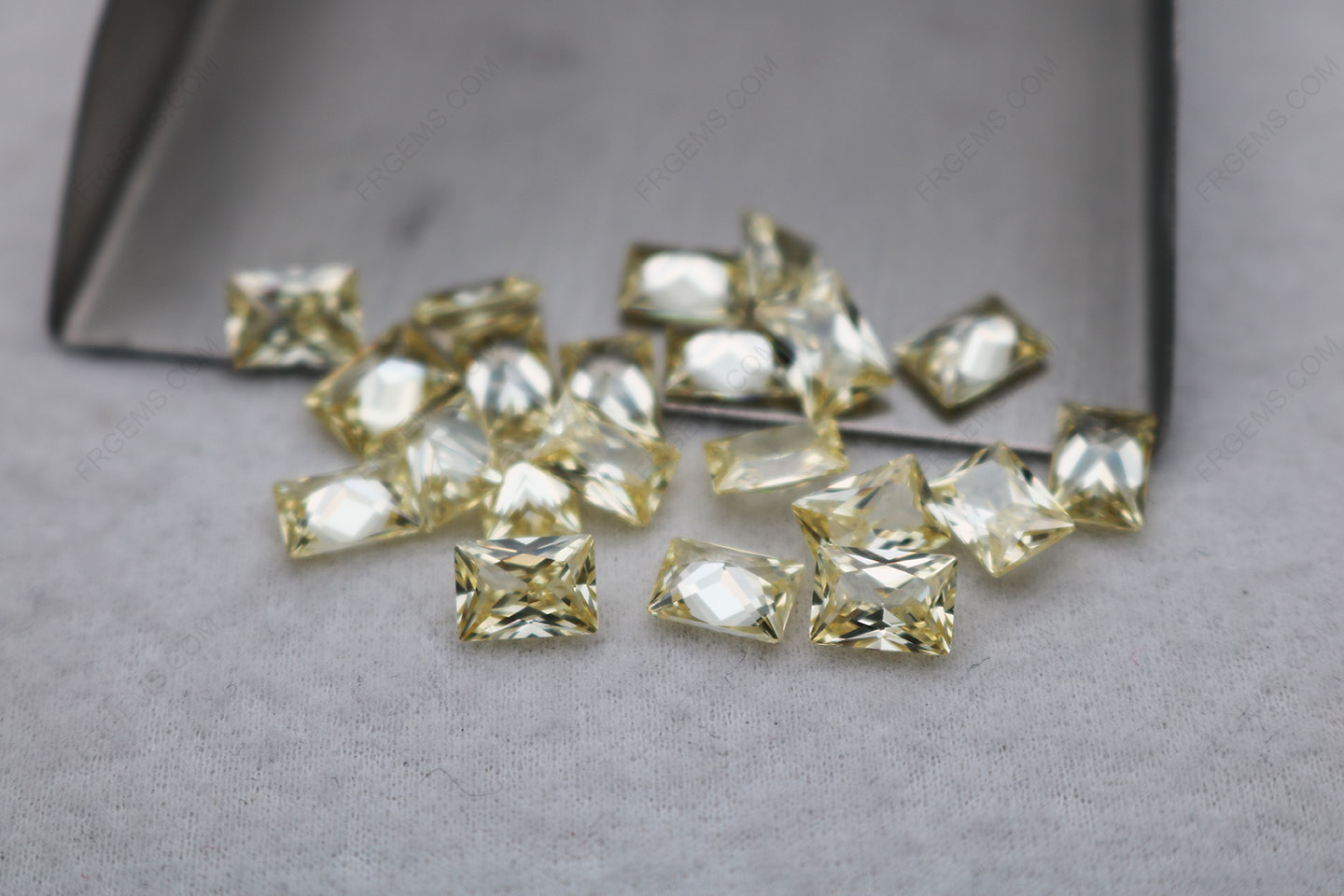 Loose Cubic Zirconia Canary Yellow Color Rectangle Shape Princess Cut 7x5mm gemstones CZ06 IMG_5697