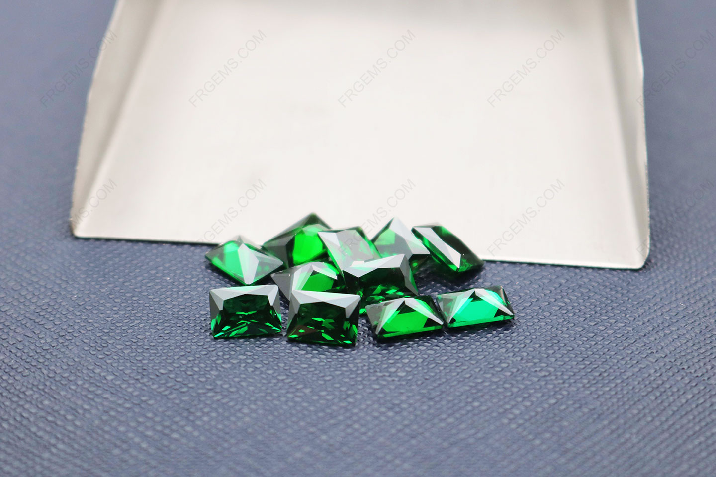 Cubic Zirconia Green Color Rectangle Shape Princess Cut 7x5mm gemstones CZ35 IMG_5742
