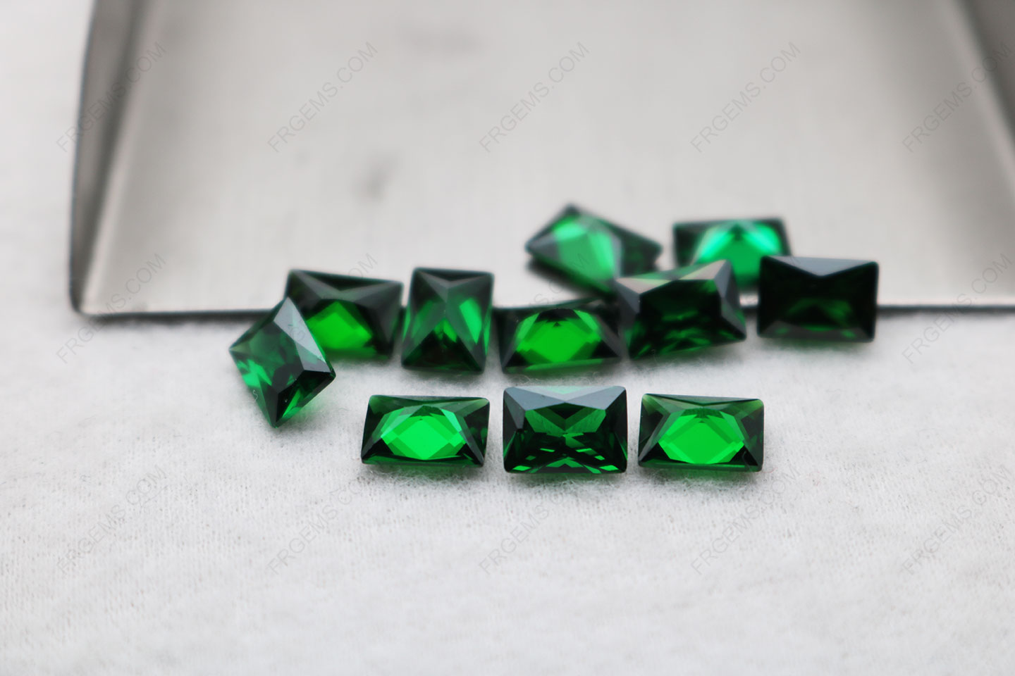 Cubic Zirconia Green Color Rectangle Shape Princess Cut 7x5mm gemstones CZ35 IMG_5742