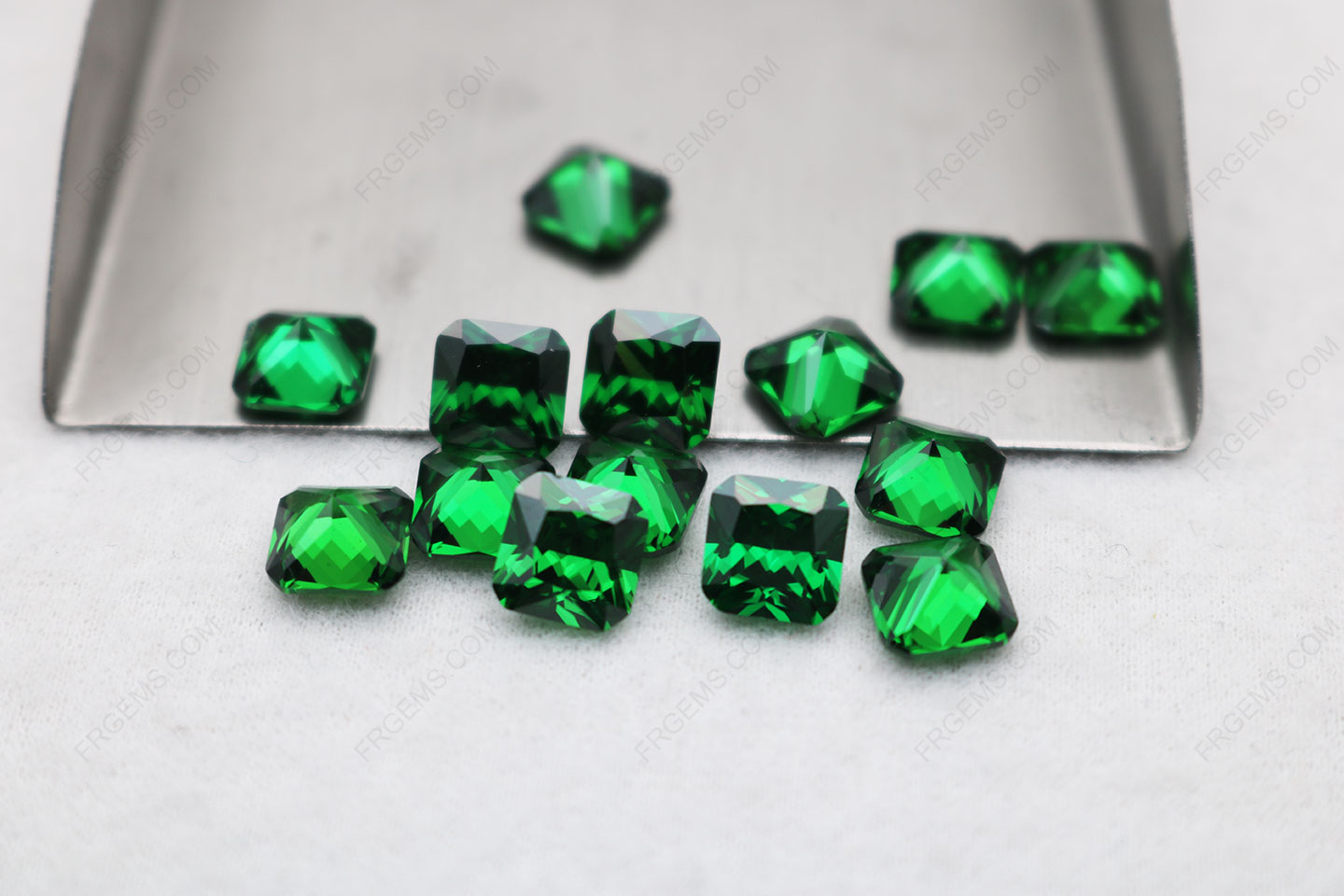 Cubic Zirconia Green Color Square Shape Radiant Cut 7x7mm gemstones CZ35 IMG_5713