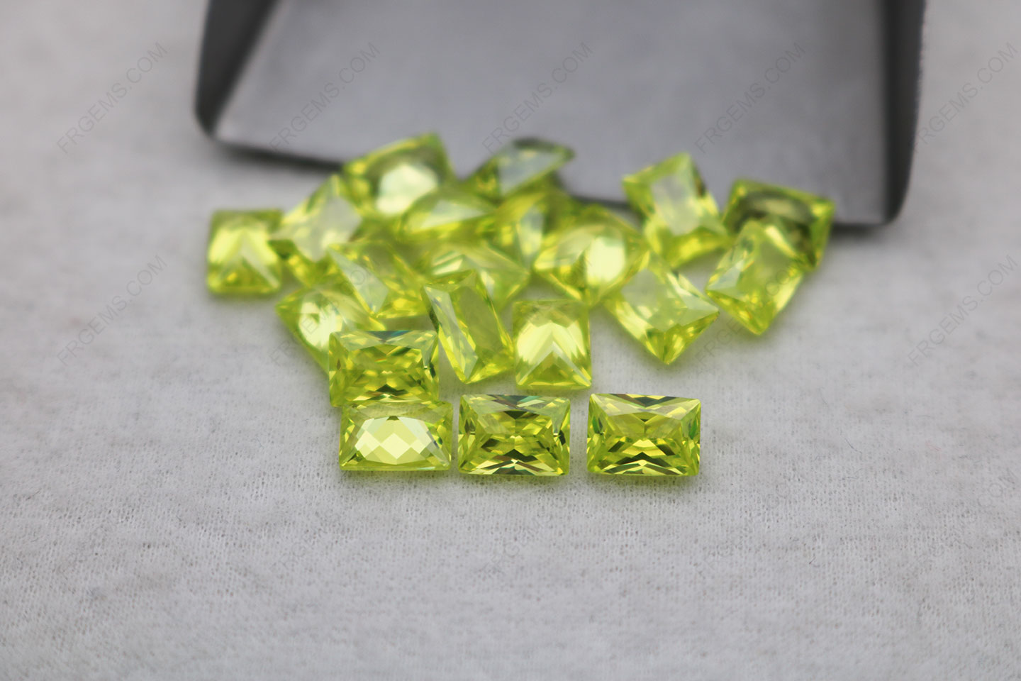 Cubic Zirconia CZ Apple Green Color Rectangle Shape Princess Cut 7x5mm gemstones