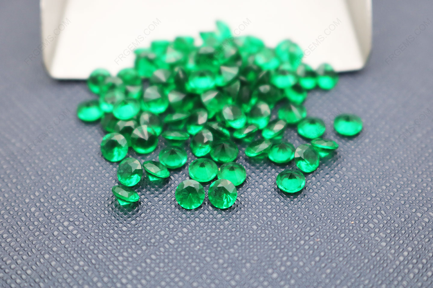 China Loose Glass Emerald Green Color BG01 Round Shape Faceted Cut 4mm Gemstones