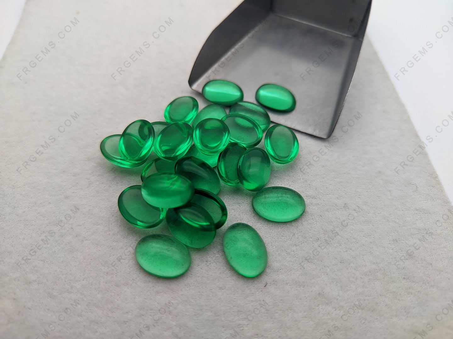 China Glass Emerald Green Color Oval Shape Cabochon Loose Gemstones wholesale