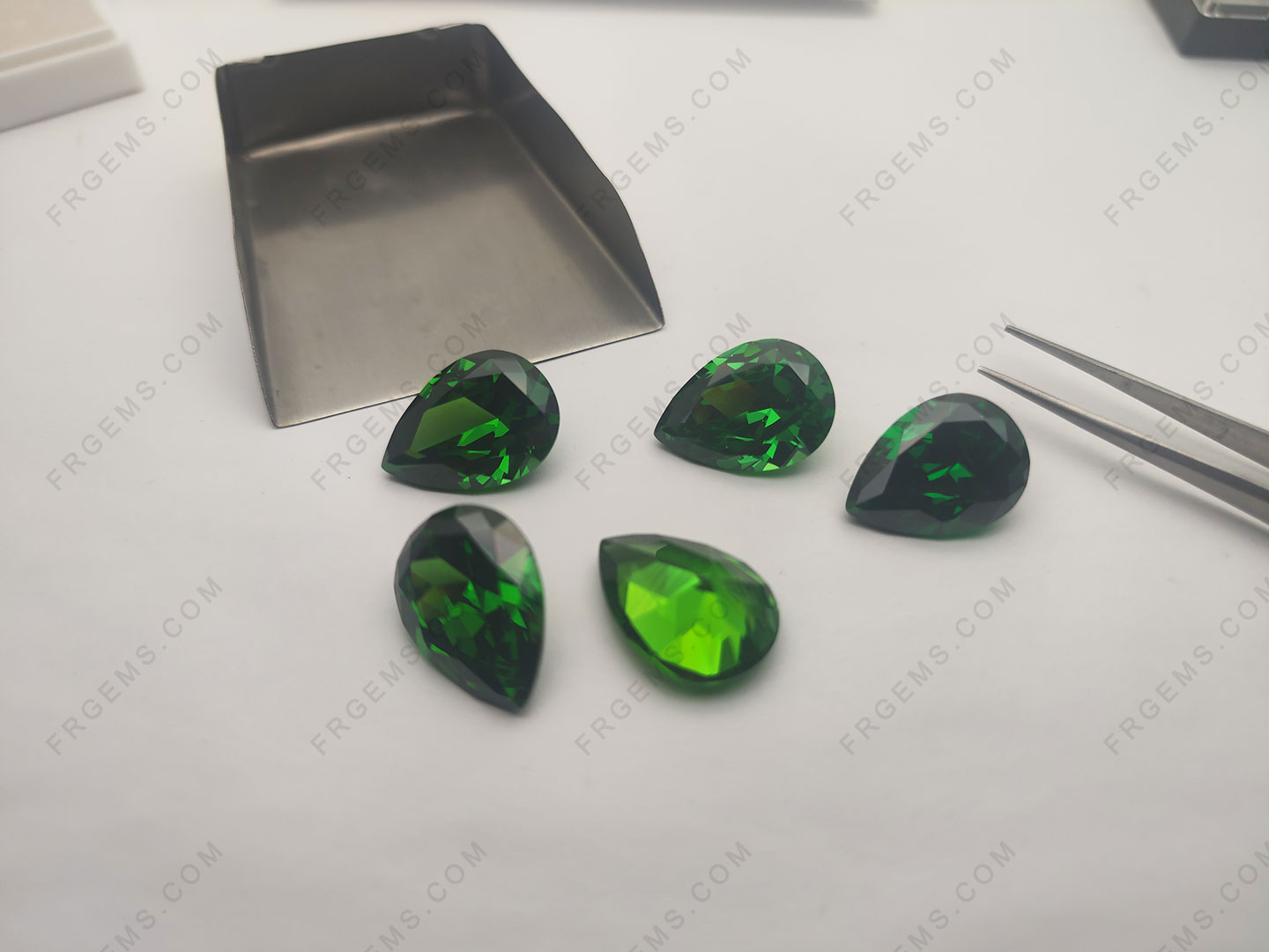 wholesale Loose Cubic Zirconia CZ Emerald Green Color Oval shaped large size 25x18mm Faceted gemstones