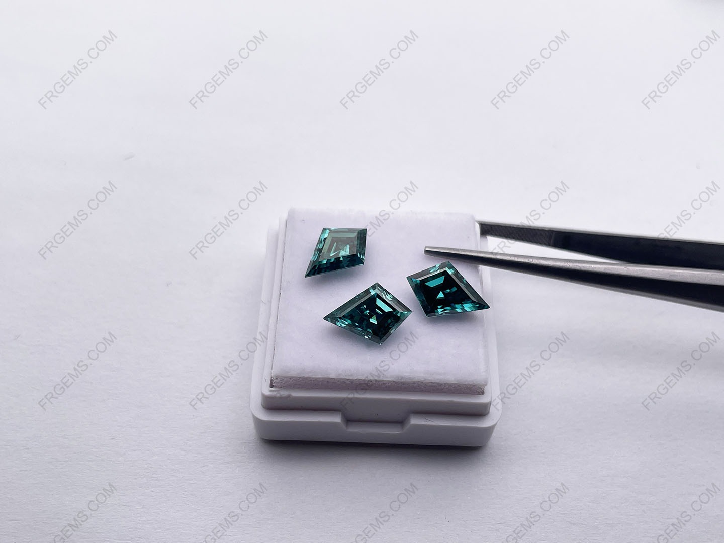 Wholesale Loose Moissanite Green Color Kite Shape Step Cut 10x8mm gemstones from China