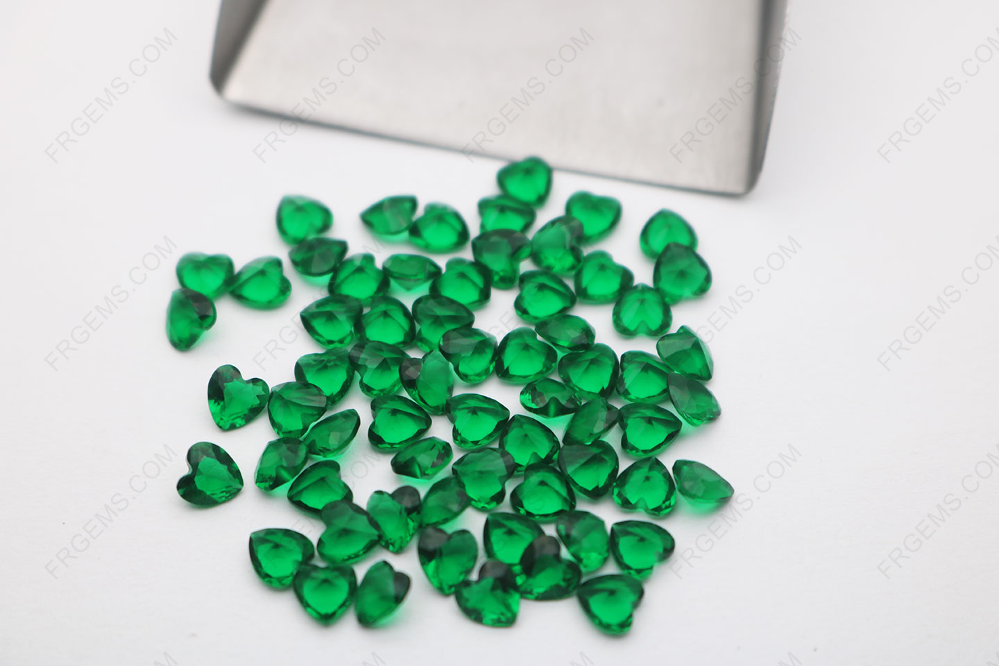 Glass Emerald Green BG01#  Heart shape Faceted cut 5x5mm Loose gemstones manufacturer in China