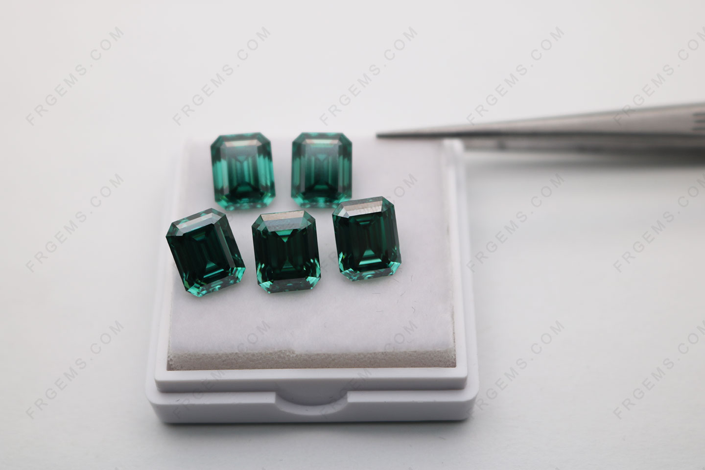Wholesale Moissanite Green Color VVS Emerald cut 10x8mm Loose gemstones from China factory
