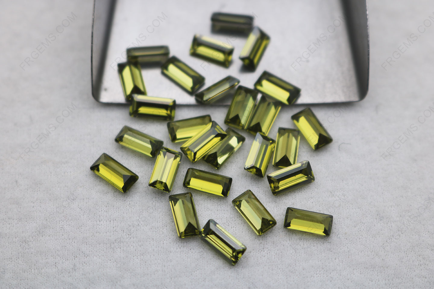 CZ Peridot Color Light Shade Baguette shape step cut 4x8mm loose Gemstones Wholesale China