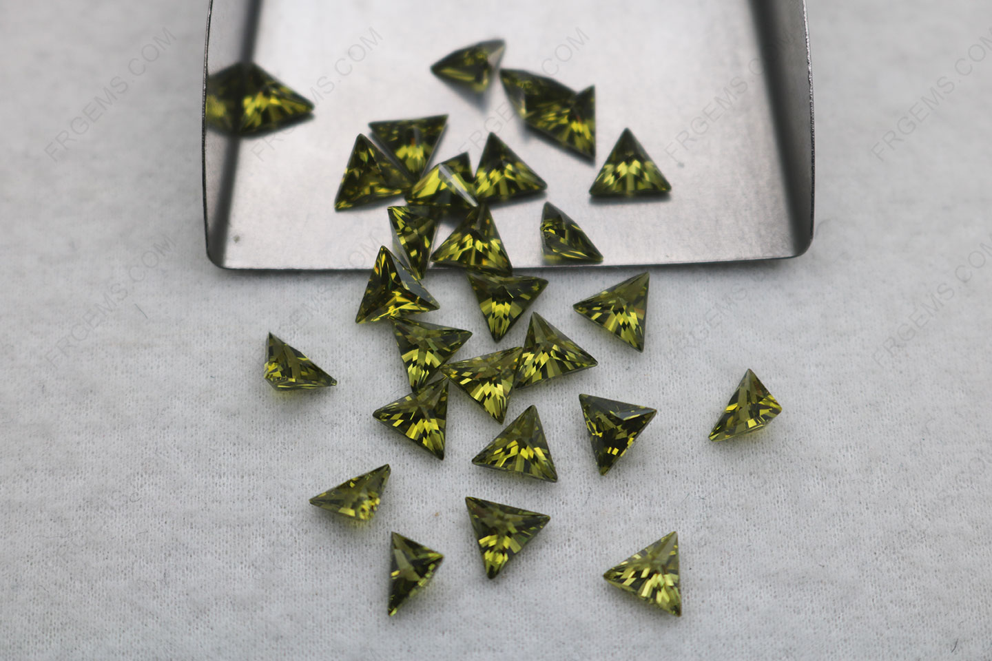 Loose Cubic Zirconia Peridot Color Triangle shape faceted 6x6mm gemstones wholesale China