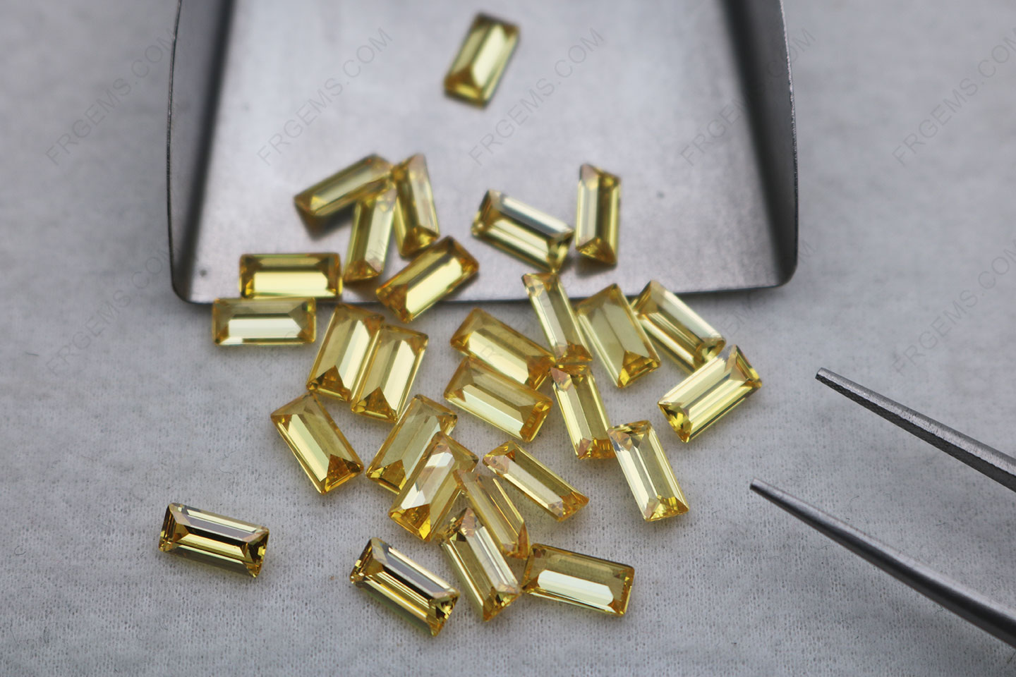 Baguette shape step cut Cubic zirconia Golden Yellow Color 4x8mm loose Gemstones China Suppliers