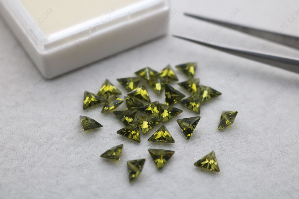 Loose-Cubic-Zirconia-Peridot-Color-Triangle-shape-faceted-cut-6x6mm-gemstones-Suppliers-IMG_7968