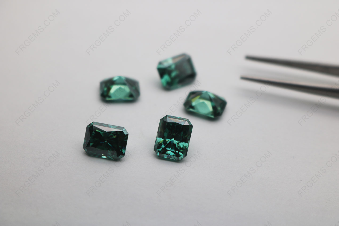 Moissanite Emerald Green Color Radiant Cut 9x7mm loose Gemstones Suppliers China