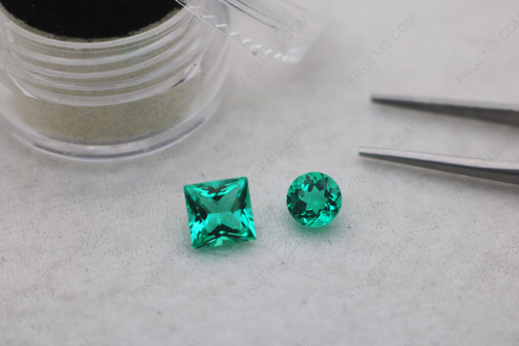 Lab-Emerald-Green-Colombia-Green-color-Round-Shape-6.0mm-Square-Princess-7x7mm-Loose-Gemstones-IMG_8297
