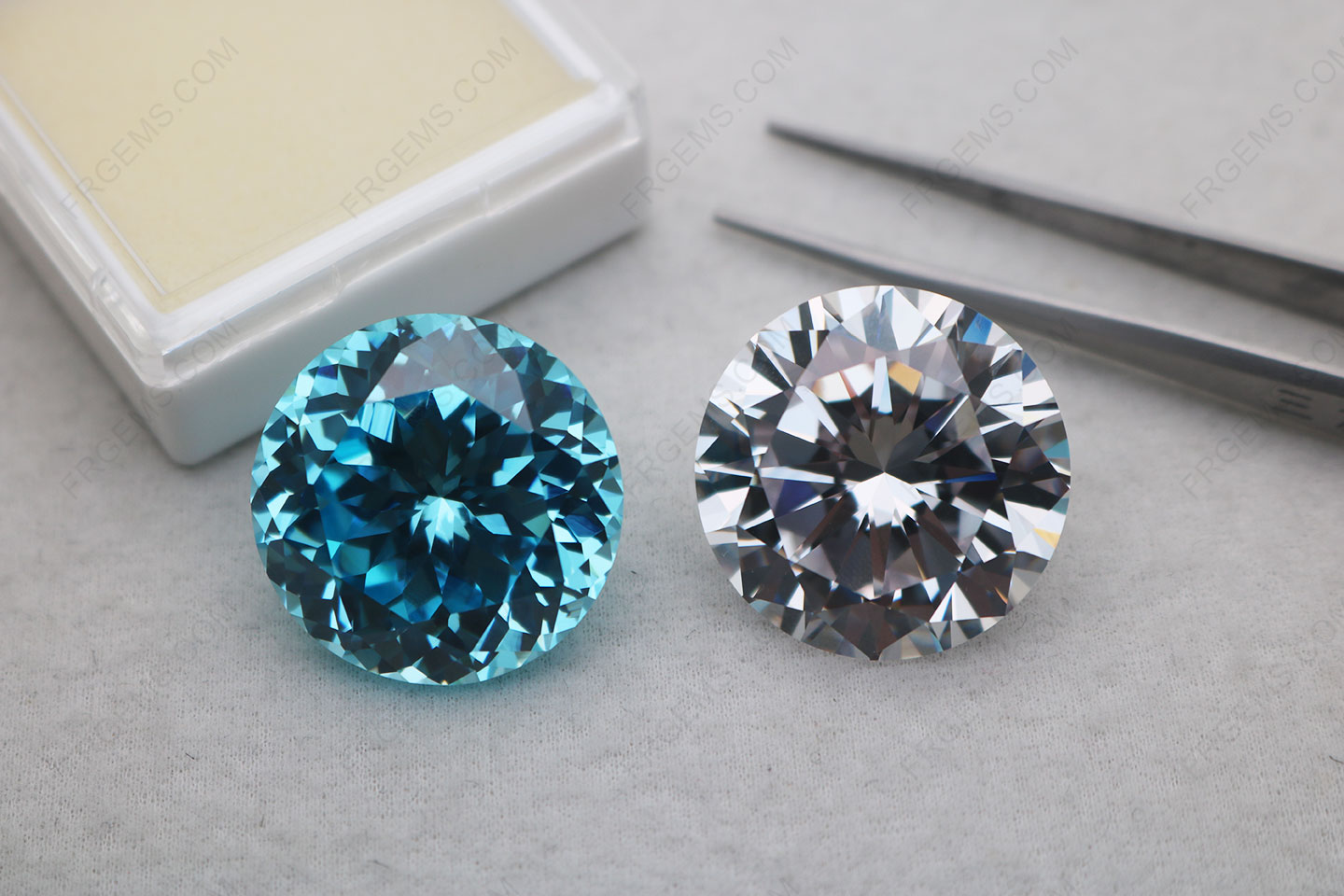Large-size-Cubic-Zirconia-5A-Quality-White-Clear-color-Round-diamond-faceted-and-3A-Quality-Aquamarine-color-Round-Portugese-cut-25mm-Loose-Gemstones-IMG_8147