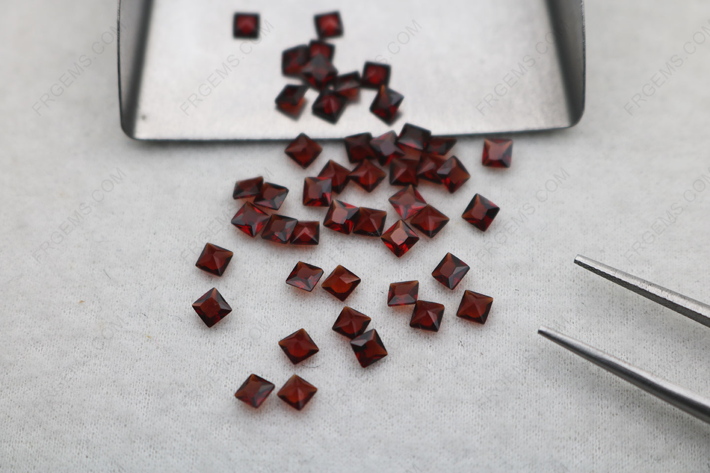 Loose Natural Mozambique Garnet Red color Square shape princess 3x3mm gemstones China Suppliers
