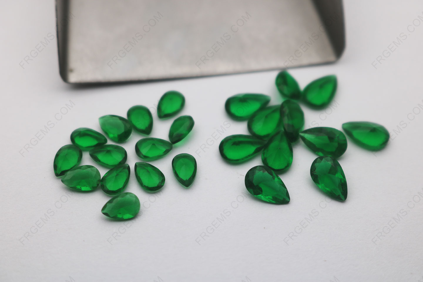 Wholesale Synthetic Emerald Green Glass BG21# Color Pear Faceted cut 8x5mm and 6x4mm loose gemstones from China
